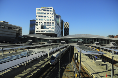 900773 Gezicht op het Centraal Station te Utrecht, vanaf de Moreelsebrug, met op de achtergrond het Stadskantoor.